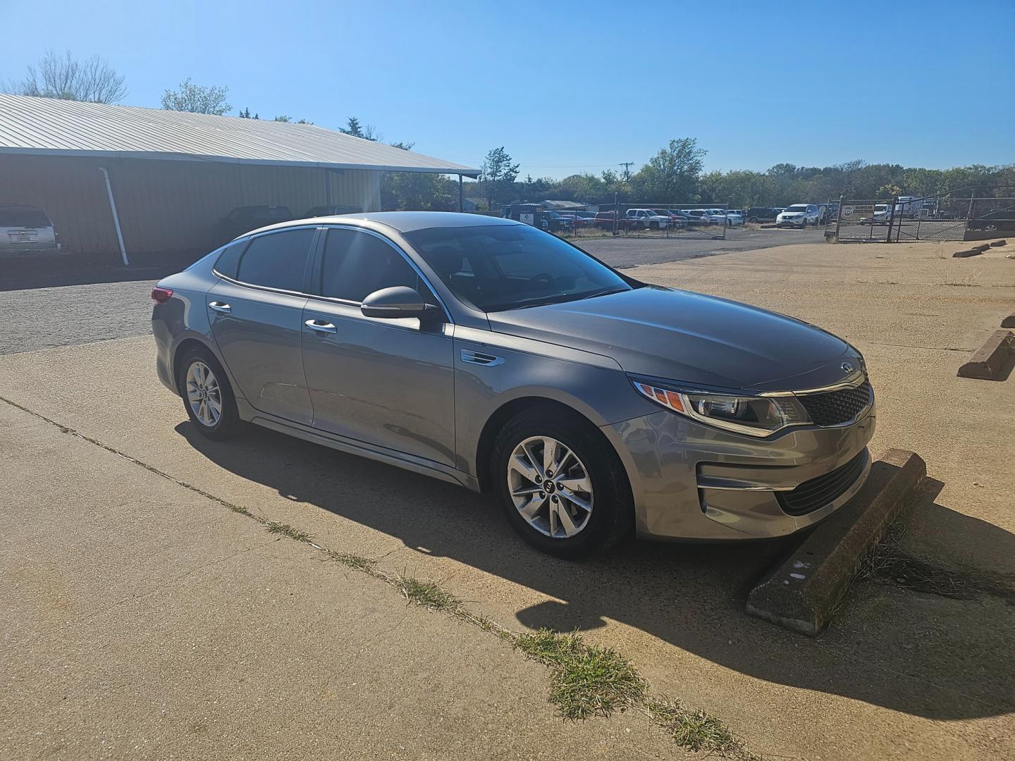 2017 SILVER Kia Optima LX (5XXGT4L38HG) with an 2.4L L4 DOHC 16V engine, 6A transmission, located at 533 S Seven Points BLVD, Seven Points, TX, 75143, (430) 255-4030, 32.313999, -96.209351 - Photo#1